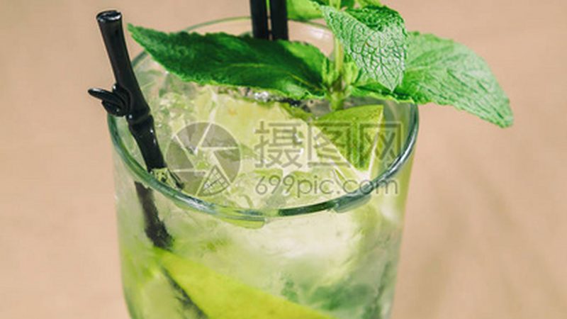 微辣与番茄：火锅底料的两种风味选择**